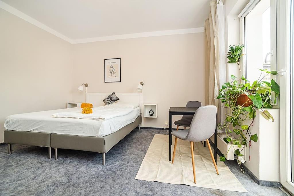 Apartment Cosy With Terrace By Tram